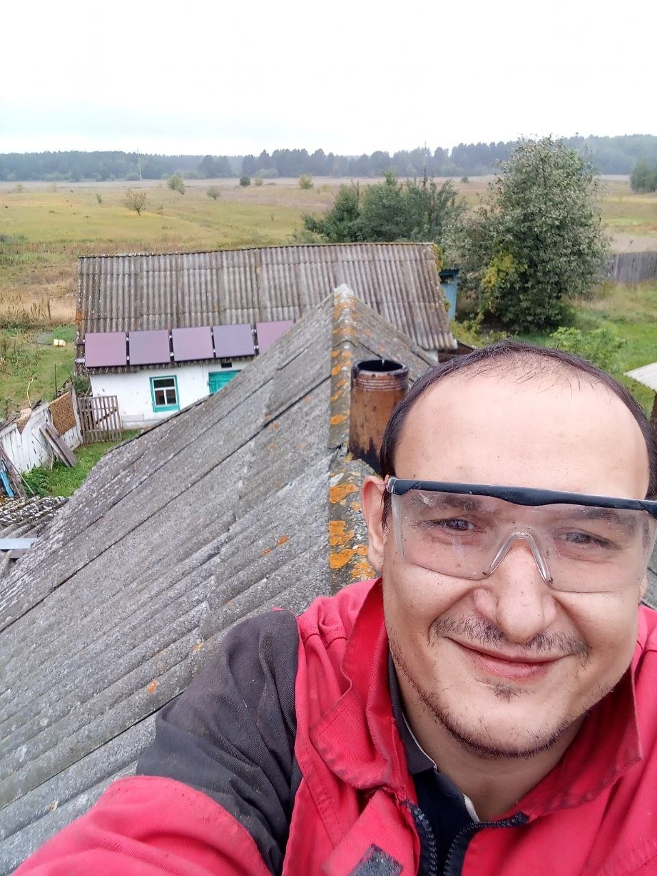 Олександр Царенок встановлює сонячні панелі в сусідів