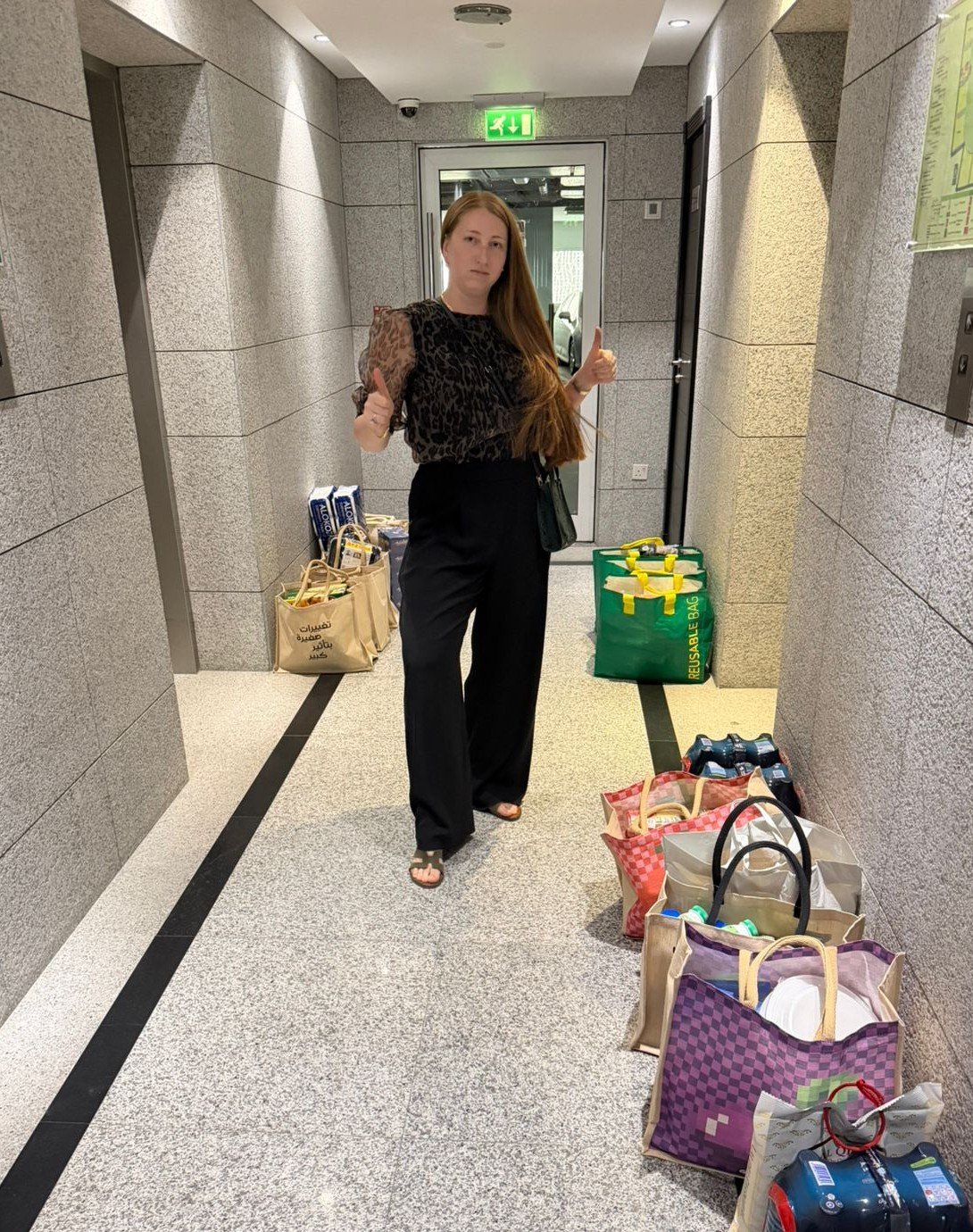 Олена із сумками продуктів, куплених після перших іранських атак