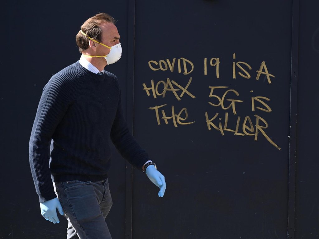 Графіті в Лондоні: "Covid-19 – фальсифікація, 5G – вбивця ". Фото Neil Hall / EPA