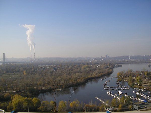 Обіцяли парк і відкриту набережну, а збудували закритий ЖК RiverStone. Чому Київ деградує через паркани
