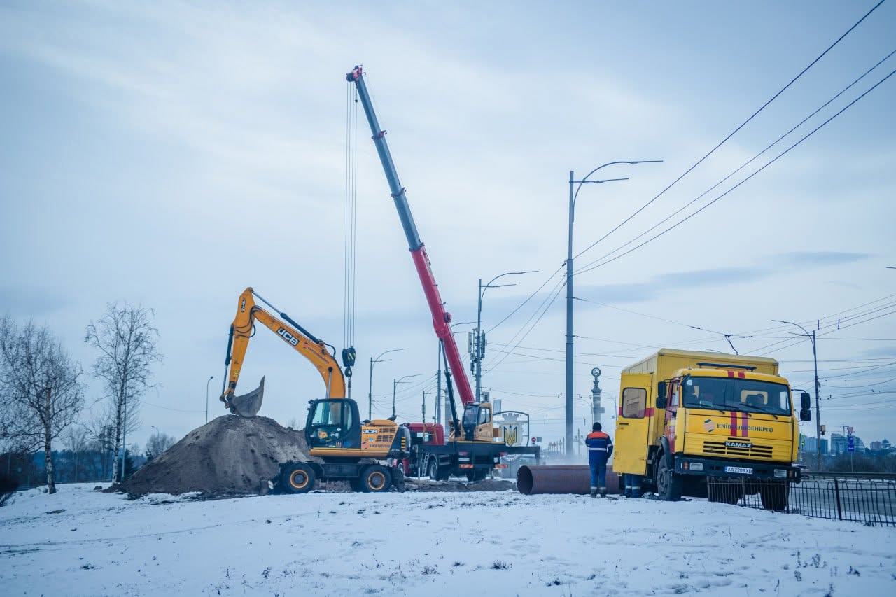 Ремонтні роботи на тепломережі біля моста Патона. Фото: КП «Київтеплоенерго»