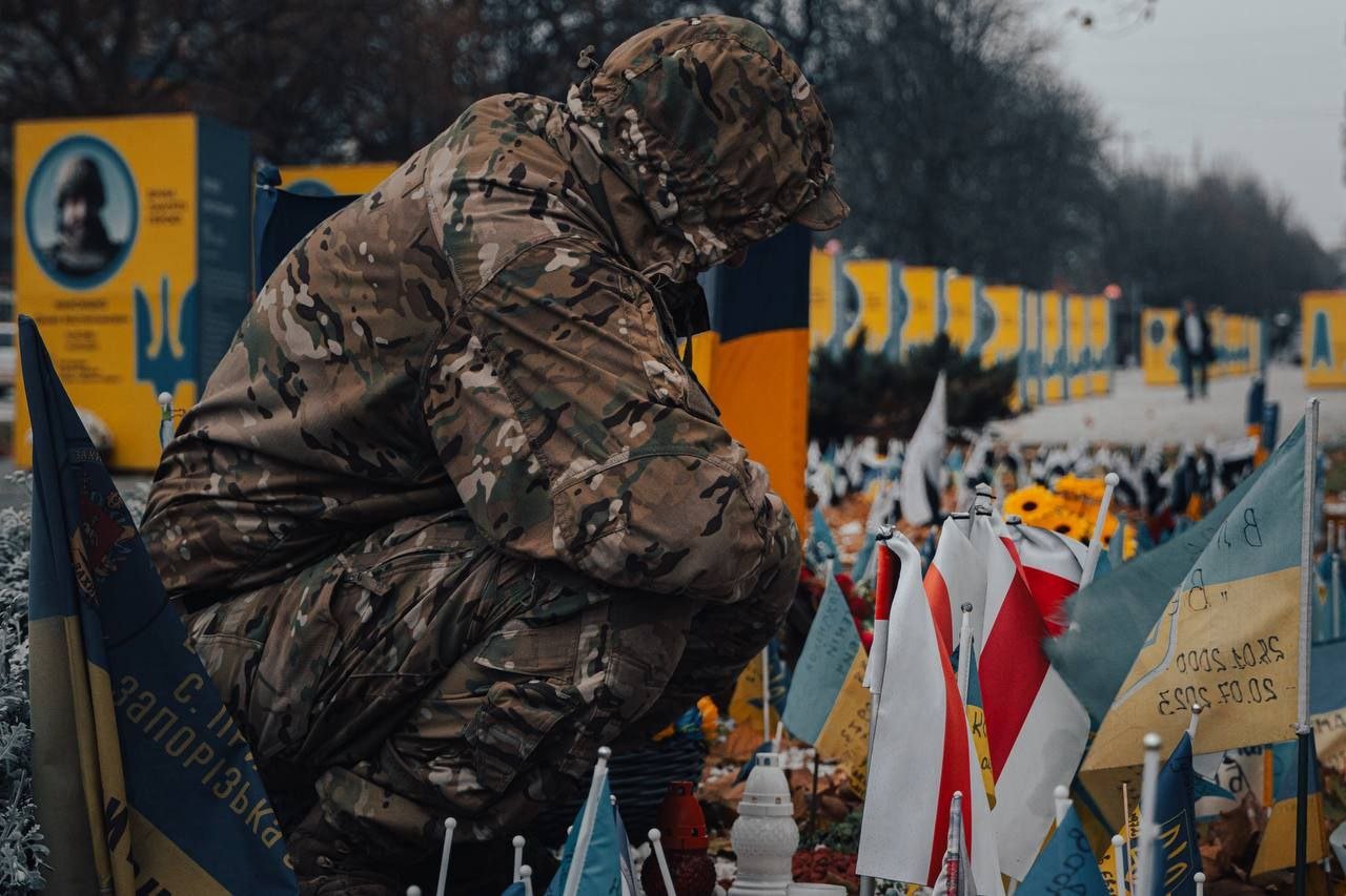 Площа Свободи в Запоріжжі. Білоруські добровольці впорядкували місця пам’яті побратимів, які загинули на Запорізькому напрямку