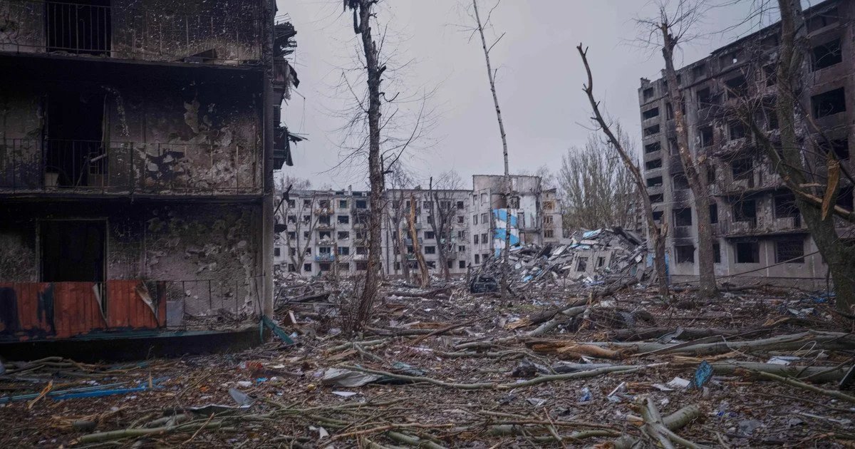 Покровськ у наші дні. Тут тривають бої. Місто не вважається окупованим, тому його мешканці поспішають подати заяву на дистанційне обстеження свого зруйнованого житла. Фото АР