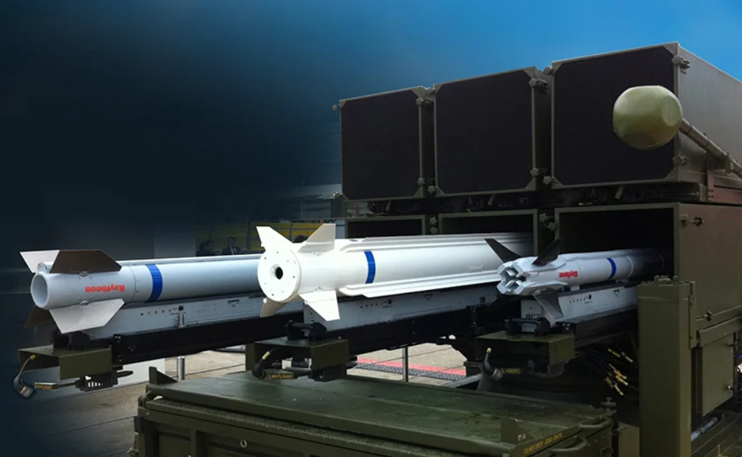 Пускова установка NASAMS з ракетами AIM-120D, AMRAAM-ER та AIM-9X. Фото: mil.in.ua