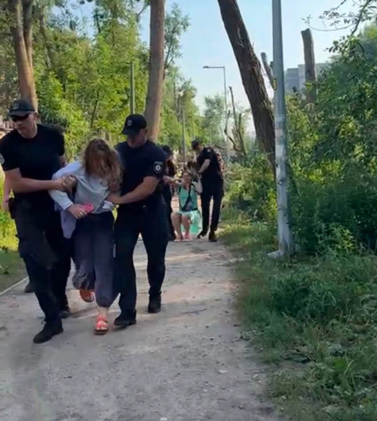 Поліція відтаскує активістів, які захищають парк на Терфемках у Києві