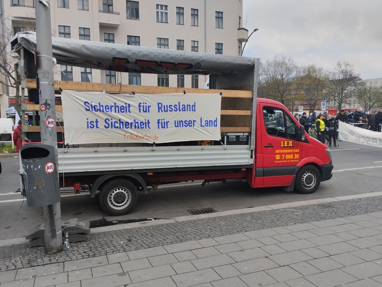 “Безпека Росії – безпека нашої землі” – один зі слоганів на Великодньому марші в Берліні (8 квітня 2023 року)