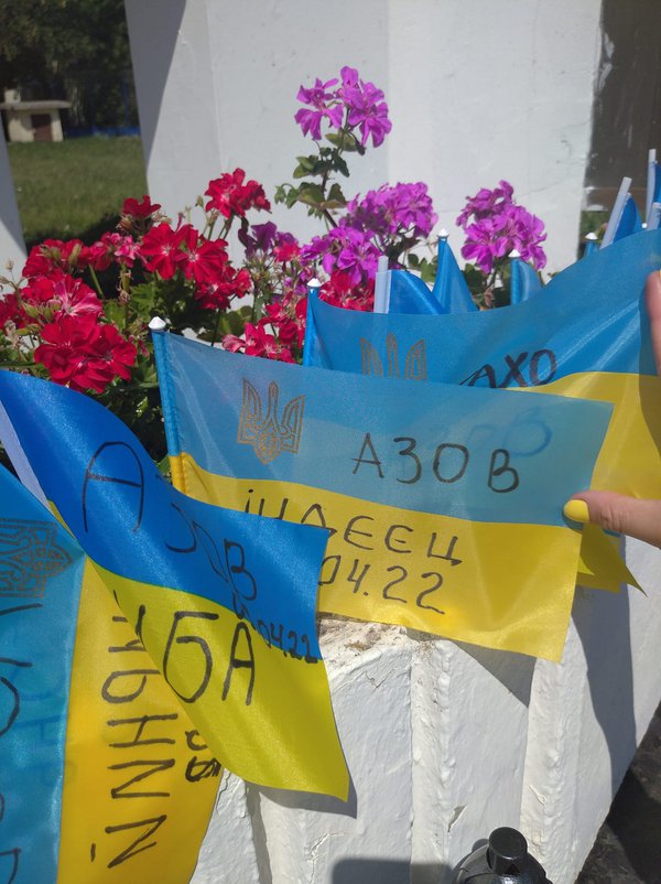 Прапорці на честь загиблих героїв-азовців у Хмельницькому.jpg