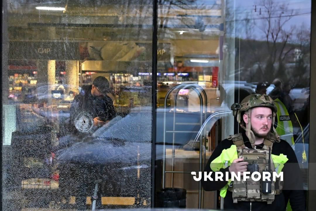Прострелена вітрина супермаркету