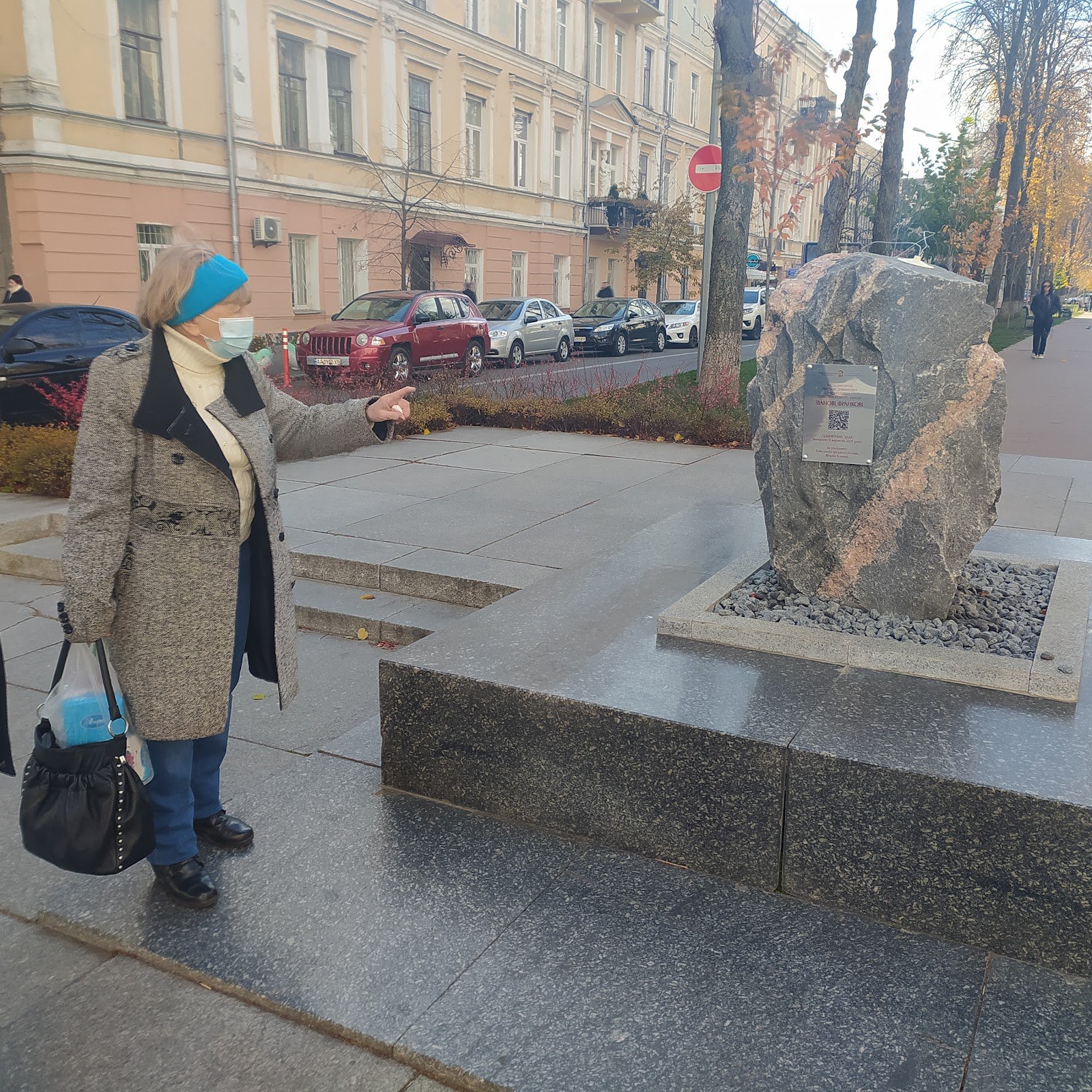 Киянка Світлана Тимошенко не проти встановлення скульптурної композиції Івану Франку, але й бюст Дмитру Мануїльському, який стояв на цьому місці — їй не заважав