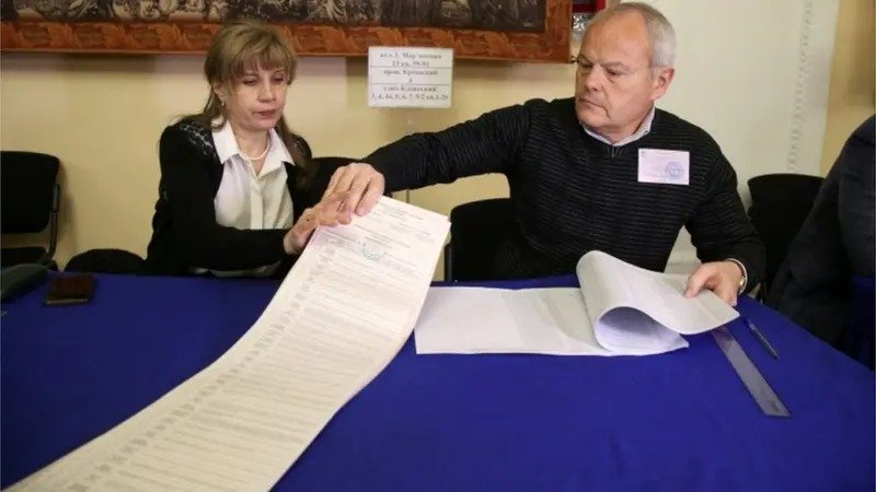 У 2019 році виборці отримали на дільницях рекордно довгий бюлетень — 0,8 метра. ЦВК зареєструвала 44 претендентів на посаду очільника держави. П’ятеро з них згодом зняли свої кандидатури