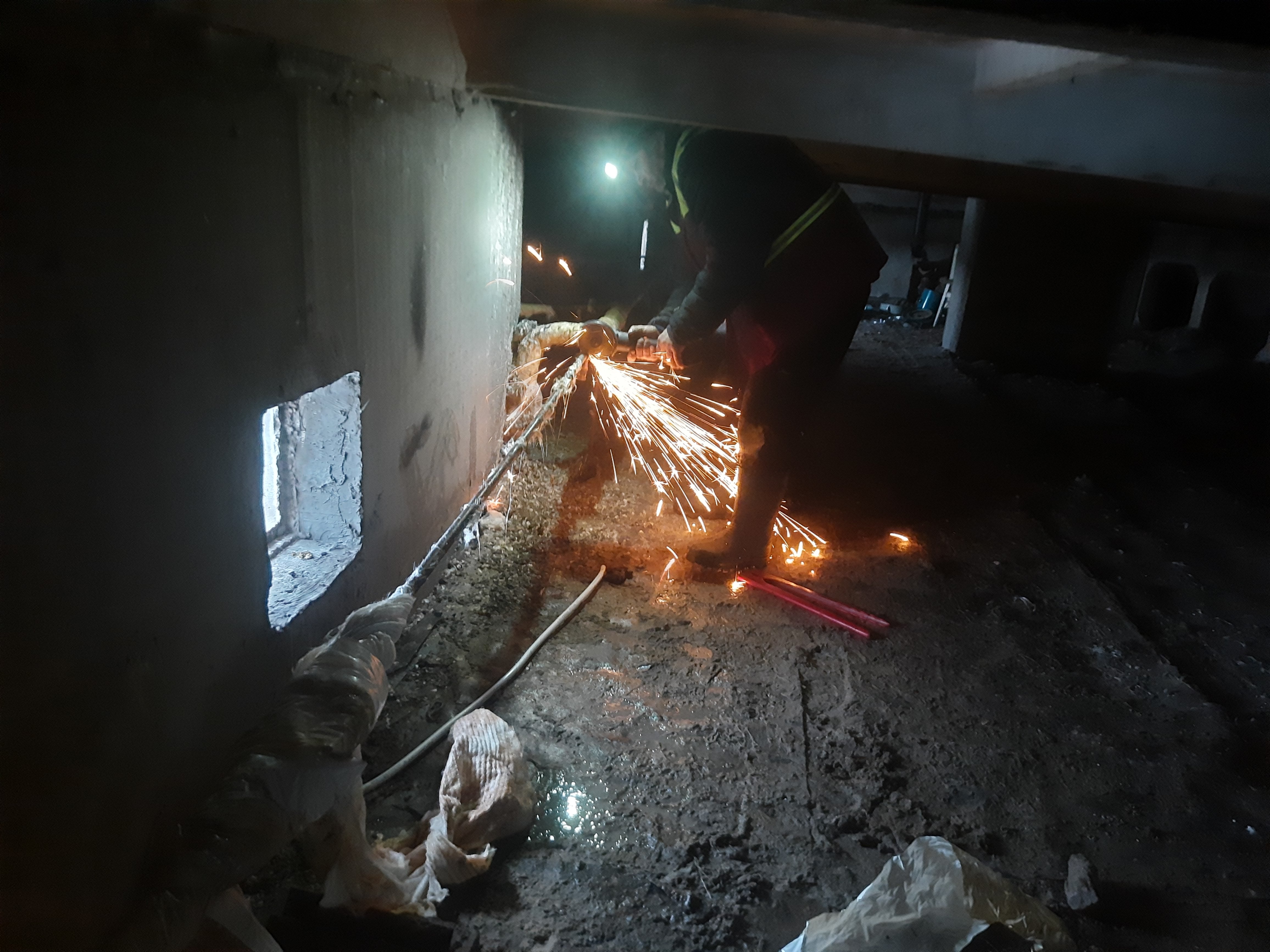 Славік ріже болгаркою трубу