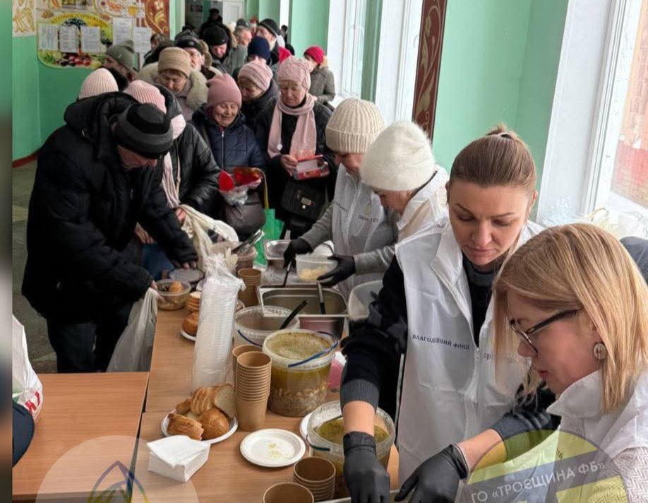 Роздача обідів. Фото з троєщинських пабліків