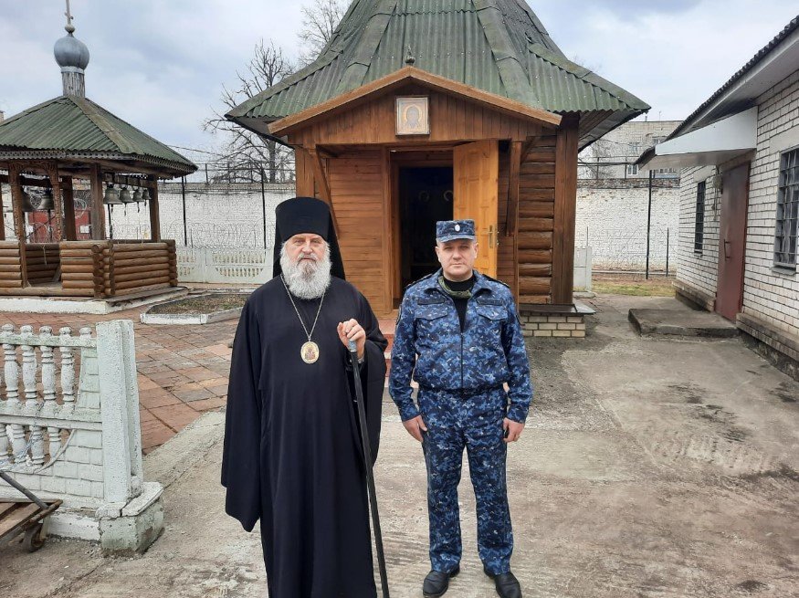 На фото єпископ Вяземський і Гагаринський Сергій та тодішній начальник СІЗО № 2 Віктор Науменко. Фото із сайту Вяземської єпархії