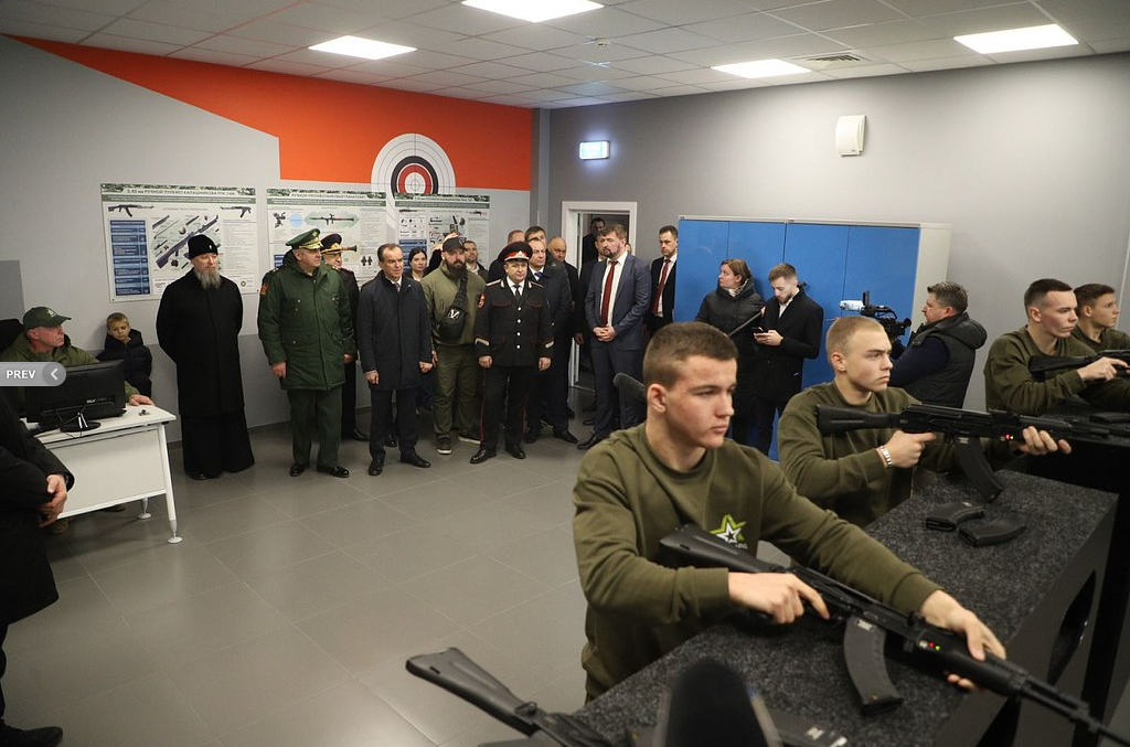 Відкриття клубу «Патріот». Коля Сєдих на передньому плані. Фото із сайту Кубанської митрополії РПЦ mitropoliakuban.ru