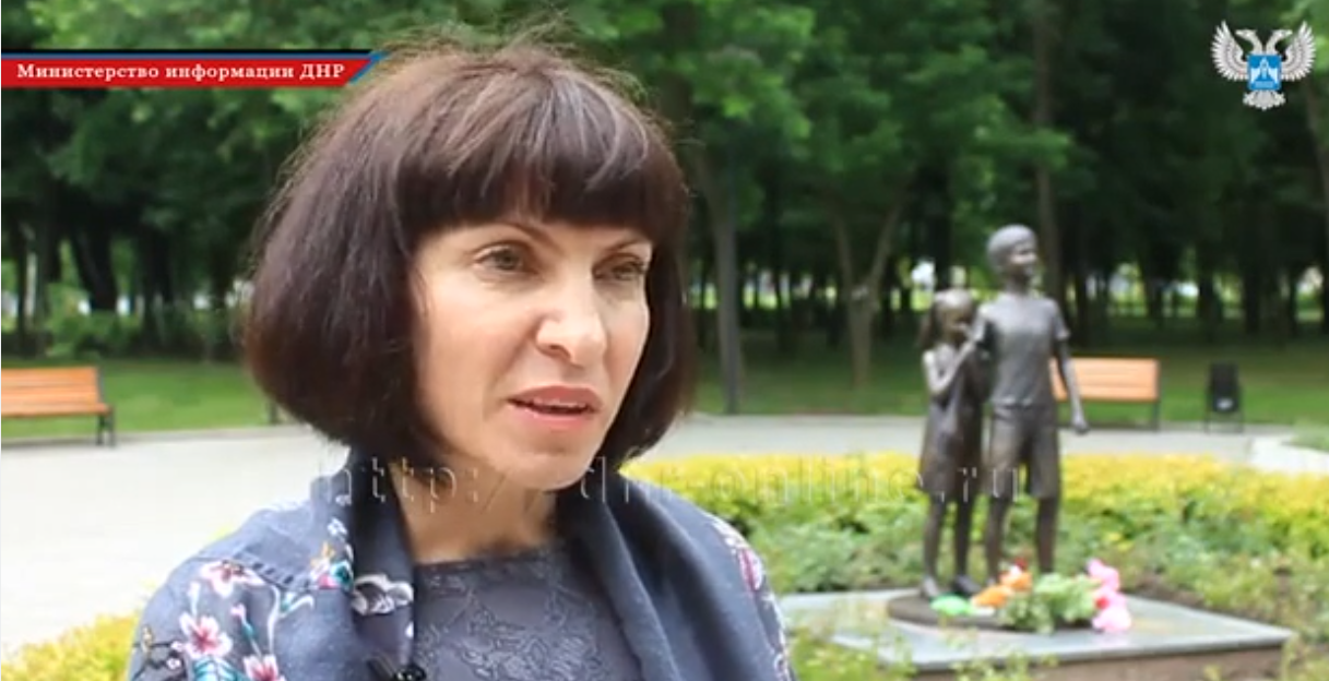 Елеонора Бондаренко, російська пропагандистка й звинувачувана у воєнних злочинах особа, яка донедавна була на посаді «уповноваженої із захисту прав дітей» на тимчасово окупованій Росією Донеччині. На тлі встановлений у Донецьку пам’ятник загиблим дітям Донбасу, який також є елементом російської пропаганди. Скриншот із відео окупаційного медіа