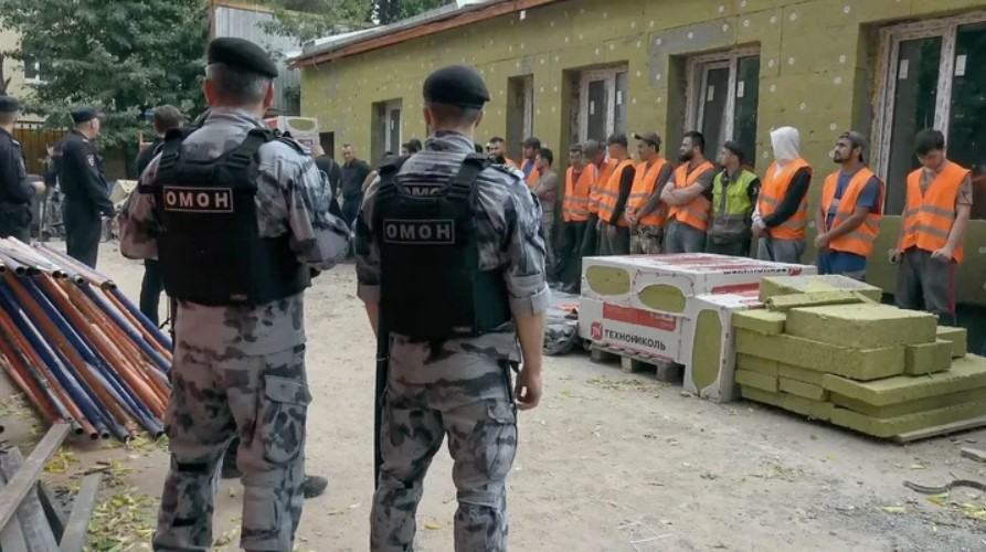 Затримання мігрантів на будівельному майданчику. Джерело: російські соцмережі