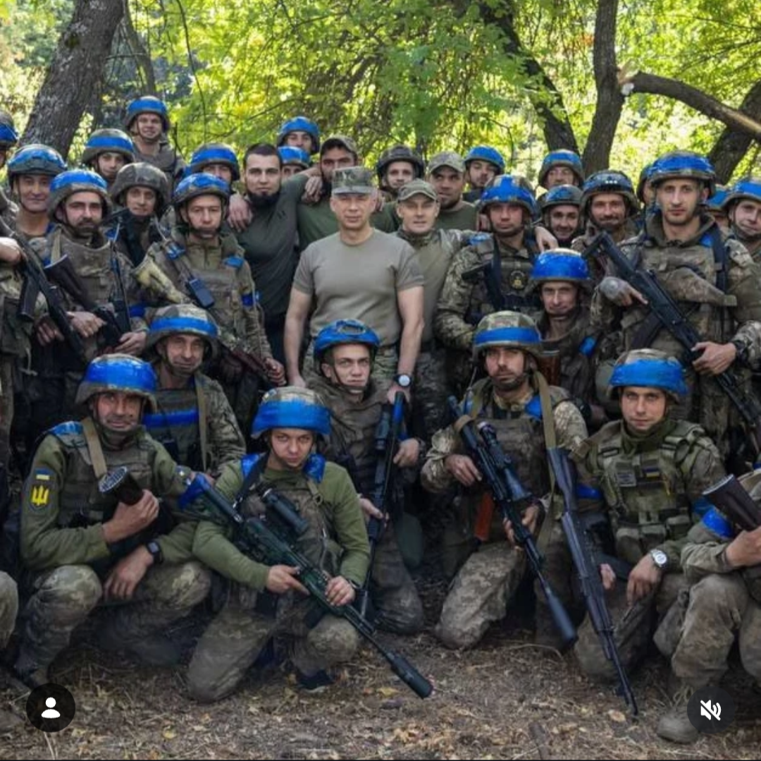 Сирський з бійцями 225 полку. За даними співрозмовників авторки, рядові штурмовики з цього фото  або безвісти, або загинули.