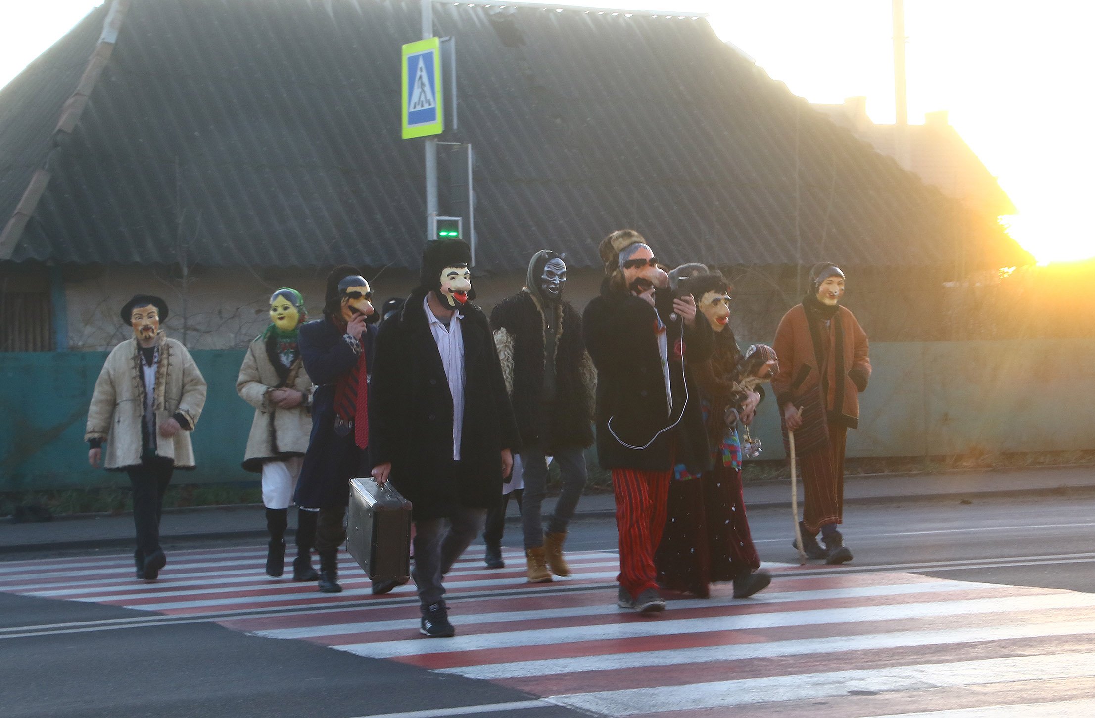 Маланкарі в Мамаївцях. Сергій Воронюк у центрі села з гуртом перебраних. Фото надане авторкою