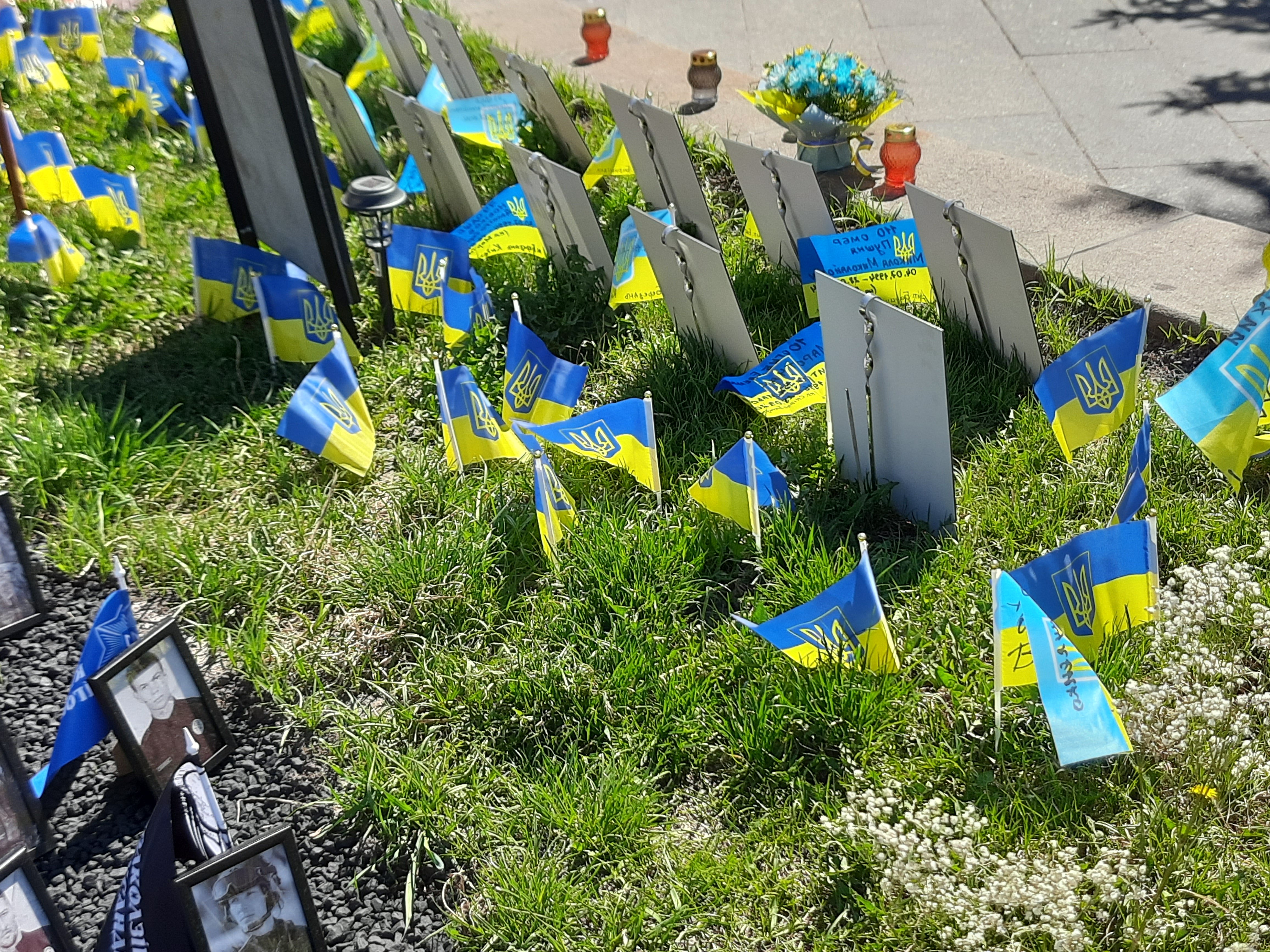 Портрети полеглих воїнів спираються на шампури. Фото авторки