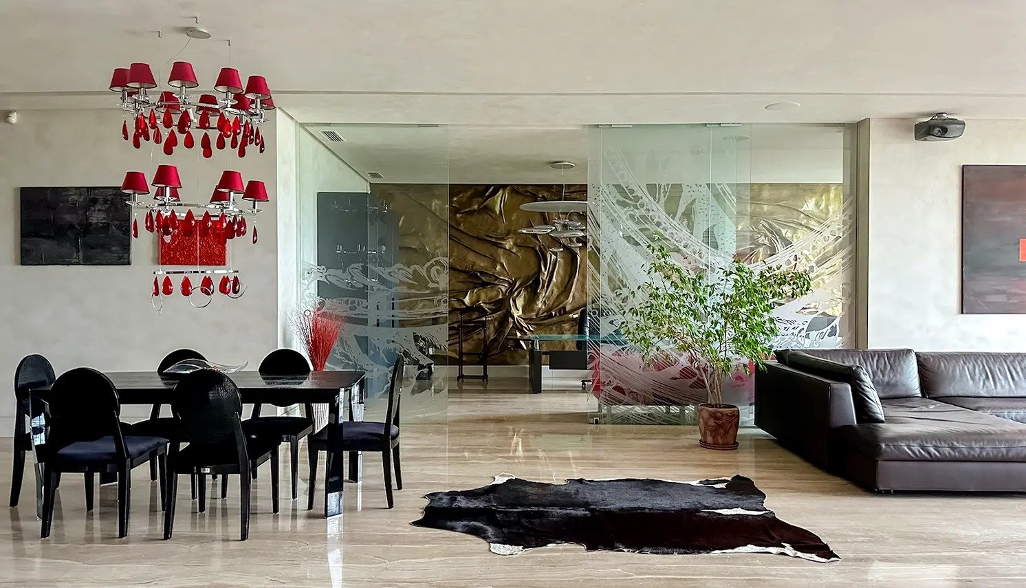 Квартира площею 250 кв. м здається в будинку на Грушевського за 170 тис. грн на місяць. Ріелтор зазначає, що попередня ціна оренди складала 212,5 тис. грн на місяць. Квартира умебльована. На підлозі центральної зали лежить шкура корови