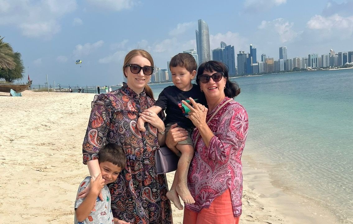 Олена Бадалова (ліворуч), її сини Дамір і Даніель та мама Ольга на тлі хмарочосів Абу-Дабі