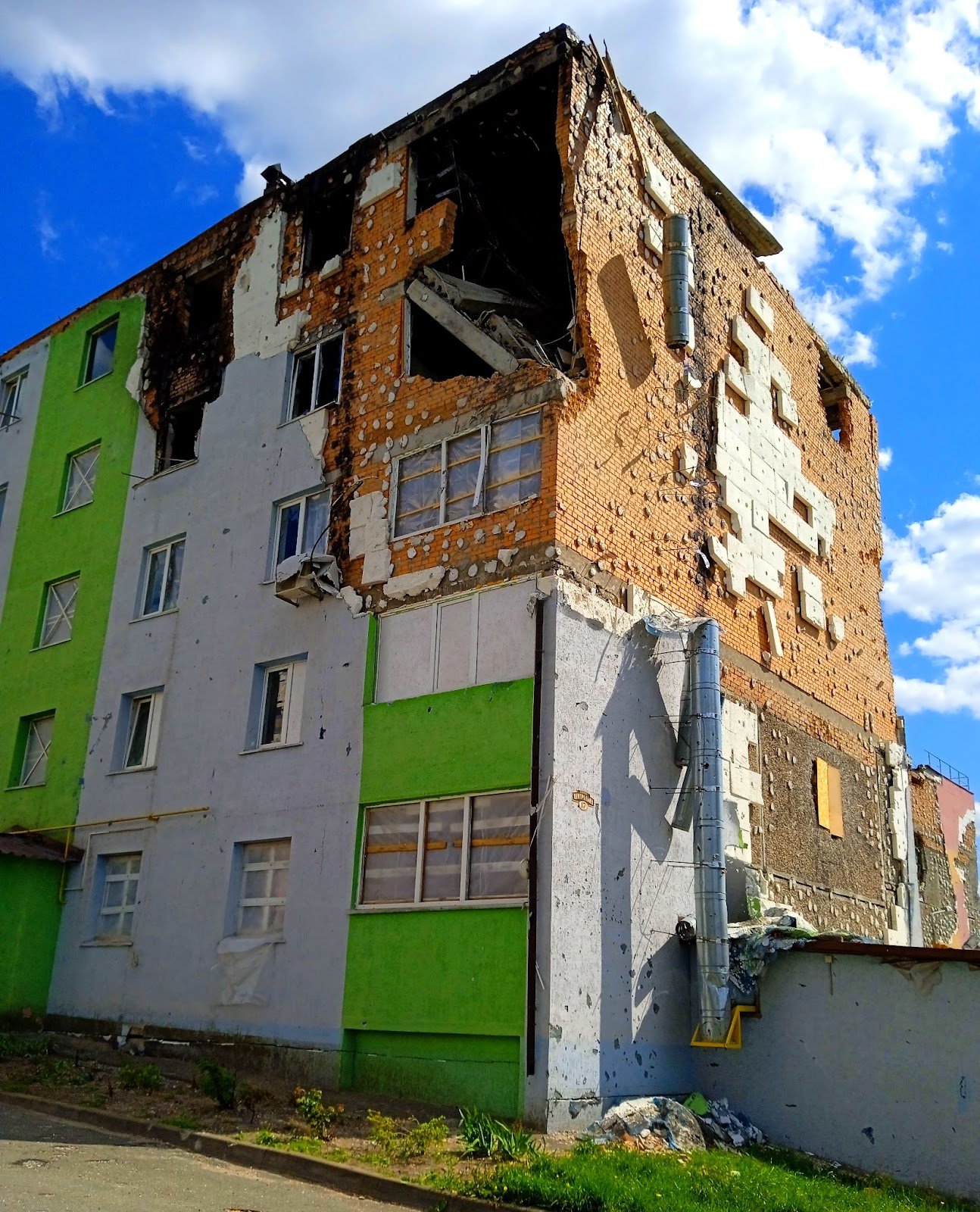 У селі Бузова багато будівель постраждали від російської агресії