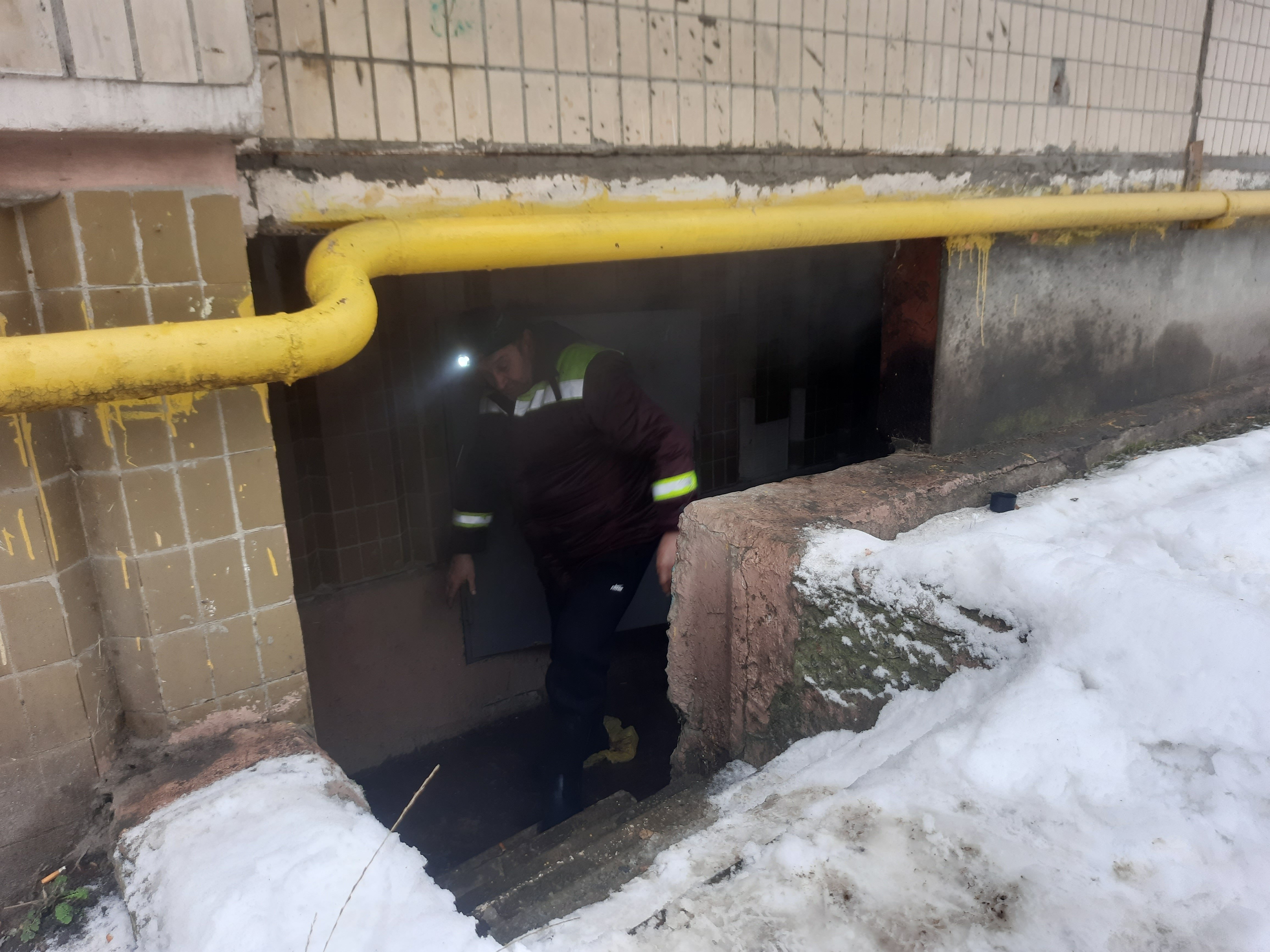 Сантехнік Славік виходить із підвалу