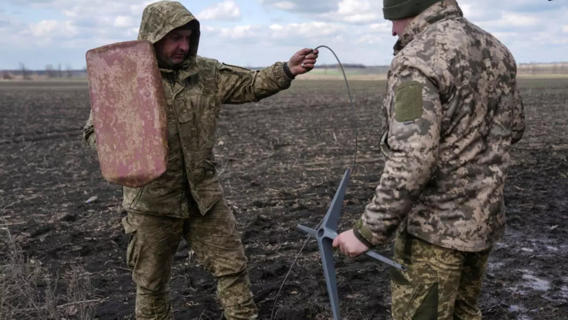 Українські військові та термінал Starlink на лінії фронту. Фото: Inna Varenytsia / Reuters