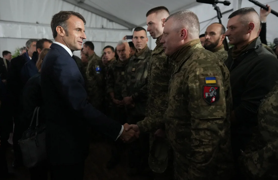 Макрон особисто відвідував полігон у Франції, де навчалися бійці 155 бригади. Фото: Getty Images/Бабель