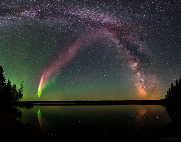 Космічна краса: полярне сяйво перехрещується з Чумацьким Шляхом у небі над Канадою