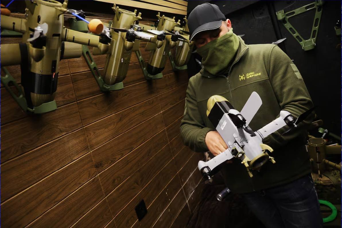 27-річний український військовий Михайло стверджує, що з липня минулого року збив 320 російських БпЛА за допомогою українського дрона-перехоплювача Sting. Фото: Луїс де Вега