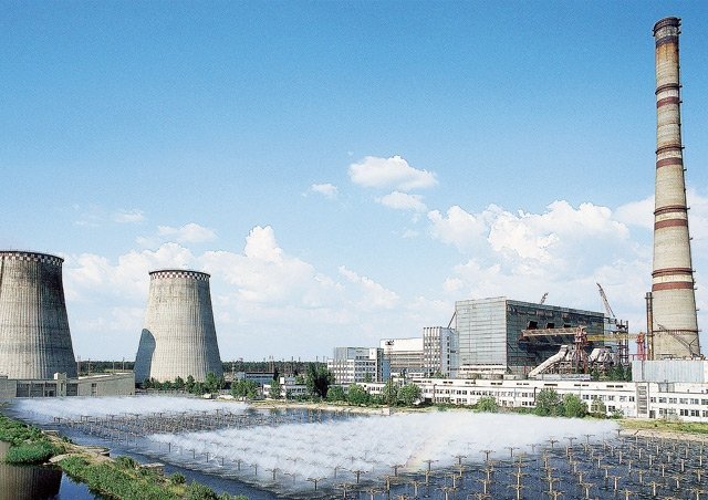 ТЕЦ-6 на київській Троєщині вважається найбільшою в країні. Її збудували на початку 1980-х. Висота труби — 270 метрів. Висота градирень (циліндричні споруди для охолодження води) — 82 метри