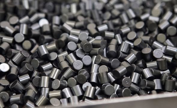 Паливо надходить на АЕС у вигляді тонких металевих трубок, всередині яких складені уранові таблетки. Це маленькі циліндрики зі сплавленого діоксиду урану