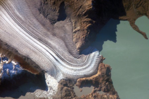 Природне відео дня: пролітаючи над патагонським льодовиком
