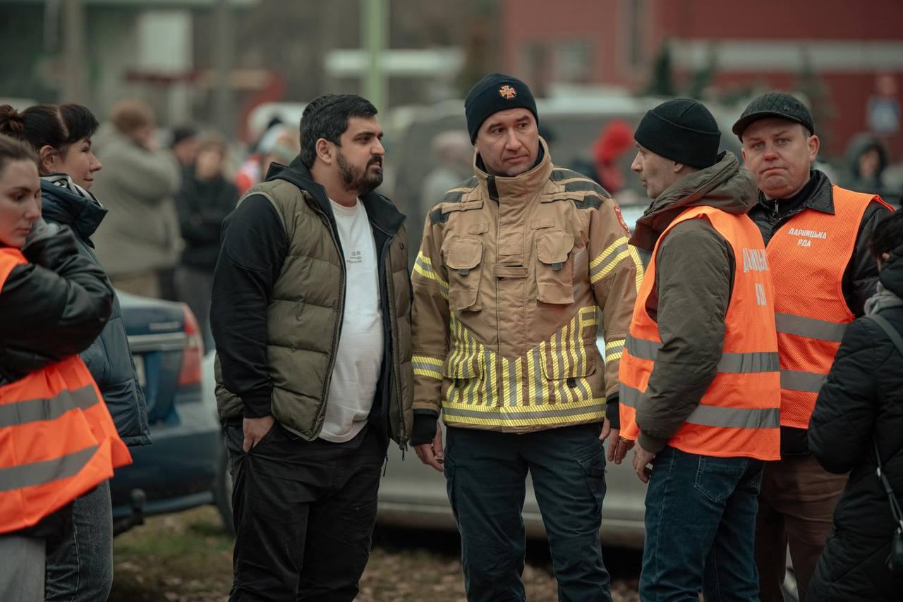 Начальник Київської міської військової адміністрації Тимур Ткаченко (крайній ліворуч). Він розмістив це фото в телеграм-каналі 31 грудня 2025 року. До катастрофічного обстрілу ТЕЦ-5 залишалося 10 днів