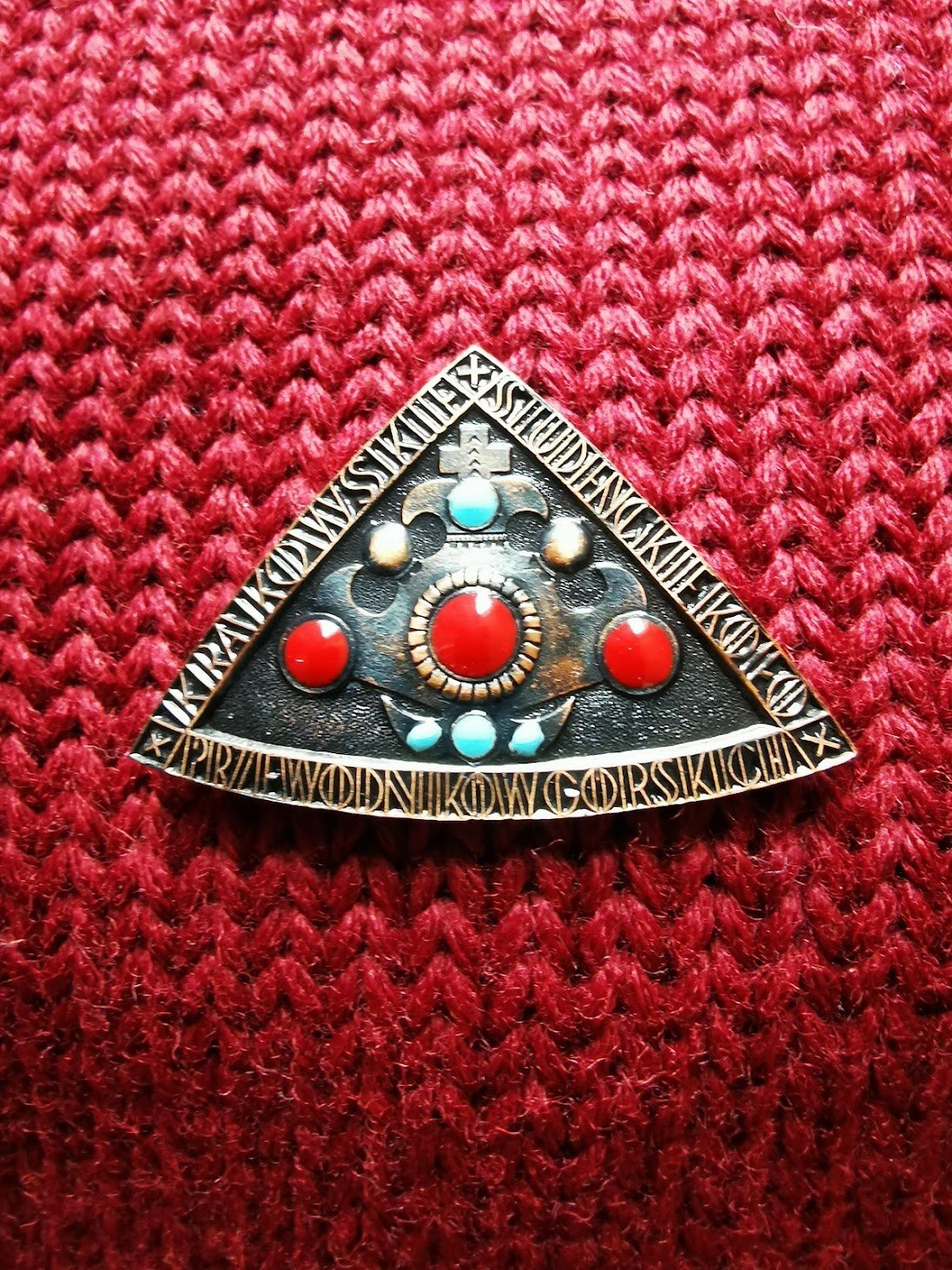 Традиційний гідівський светер і бляха