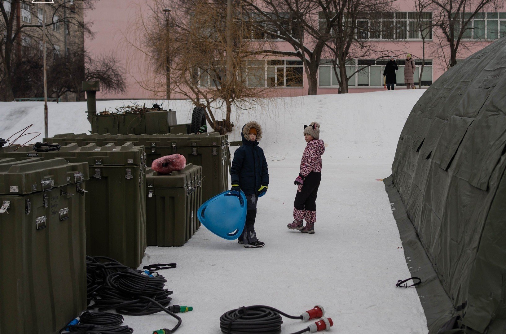 Намети незламності біля однієї з київських шкіл