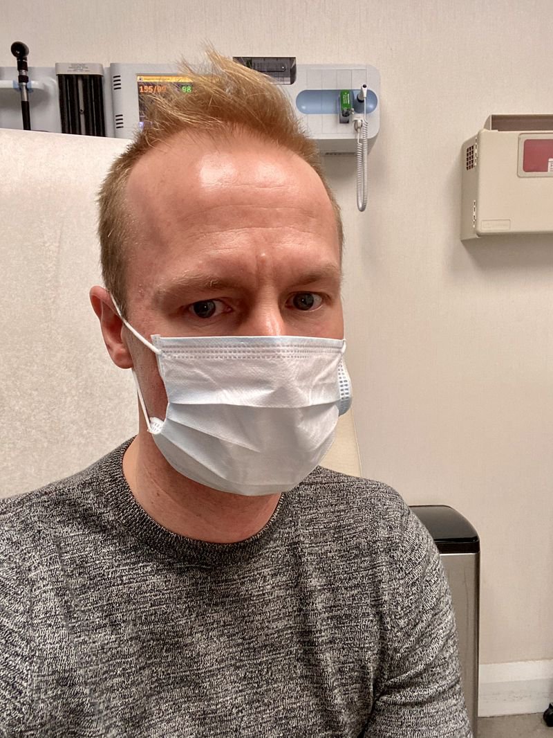 41-літній репортер Джон Крейвен на прийомі у лікаря після одужання від COVID-19
