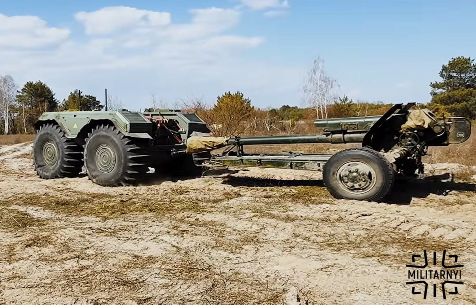 НРК UNEX UGV буксирує 122-мм гаубицю Д-30. Фото: «Мілітарний»