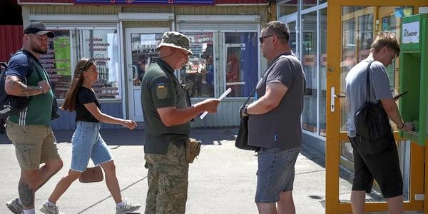 За лаштунками ТЦК. Як рекрутери «б’ються» за мобілізованих і чому забирають телефони