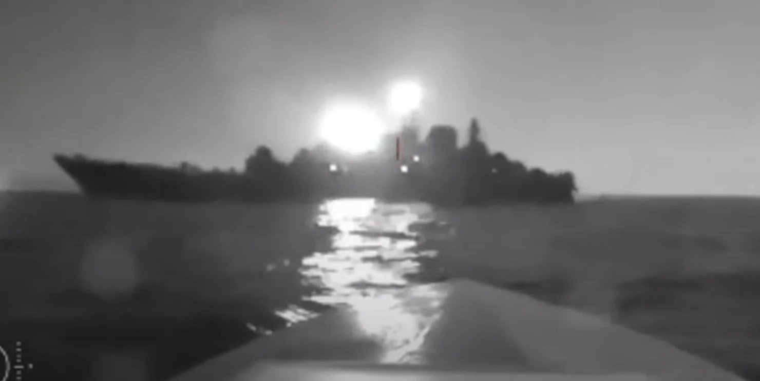 Український надводний дрон атакує російський десантний корабель у відкритому морі