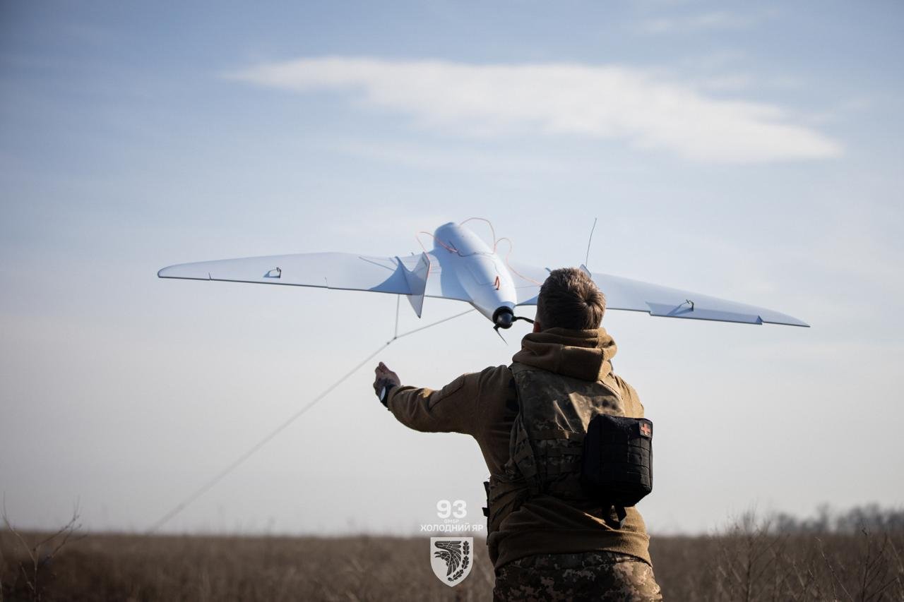 Українській військовослужбовець запускає літак безпілотного авіаційного комплексу розвідки та корегування вогню А1-СМ «Фурія». Для запуску крила застосовується гумова катапульта