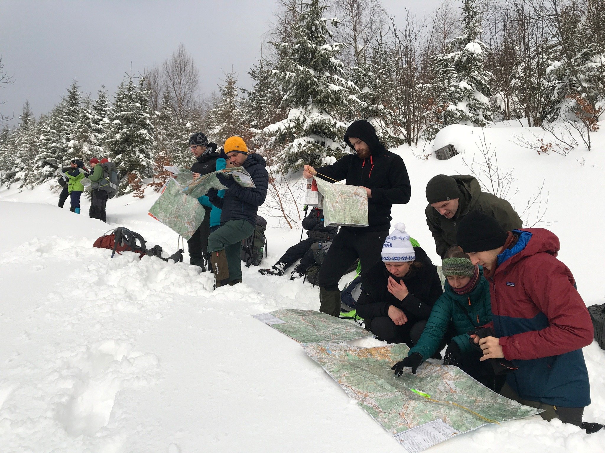 Усі виходи в гори обов’язково з картами і компасами. Фото: SKPG Kraków