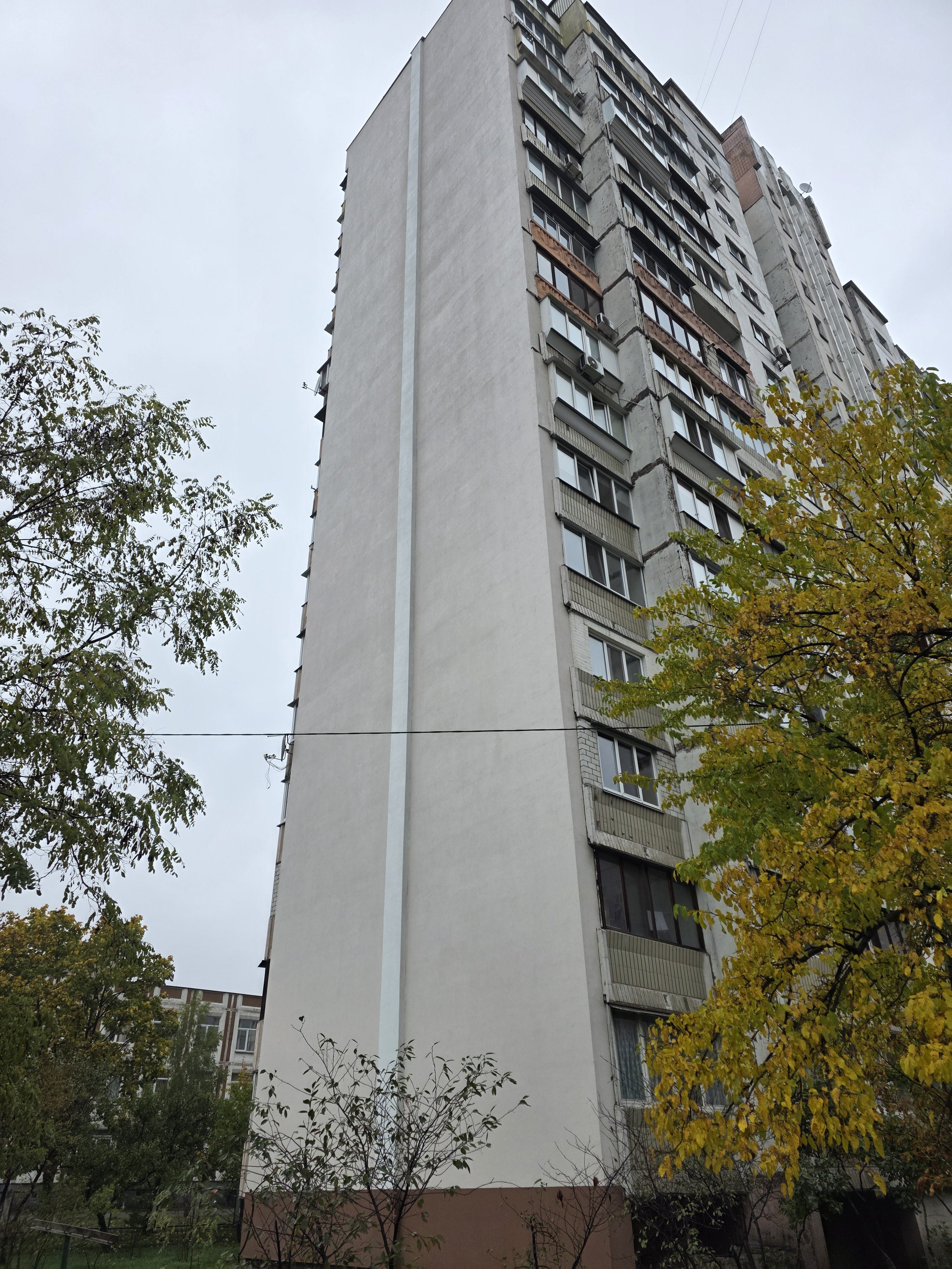 Утеплена торцева стіна будинку на Троєщині