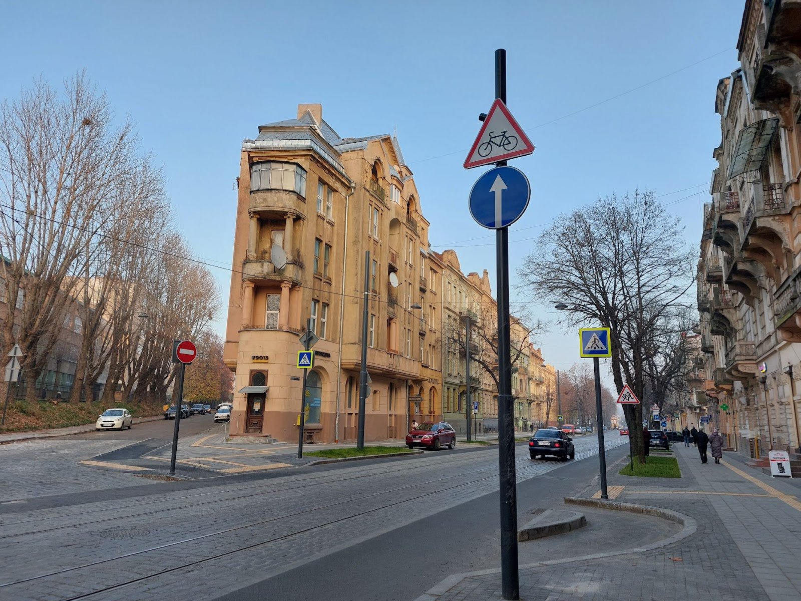 Заасфальтована частина дороги – це велодоріжка на оновленій частині вулиці Степана Бандери