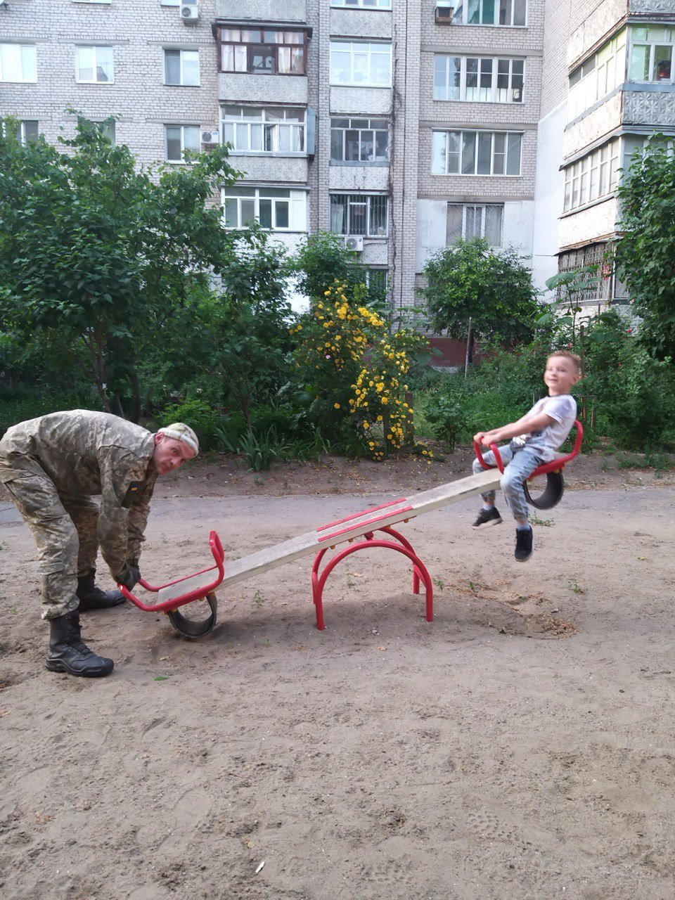 Дитячий майданчик у Миколаєві. Останнє побачення сина з батьком. Фото із сімейного архіву