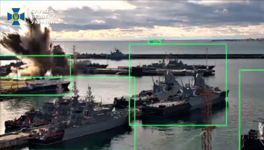 Дрони СБУ підривають російську субмарину «Варшавянка» в Новоросійську в грудні 2025 року. Фото: скриншот із відео СБУ