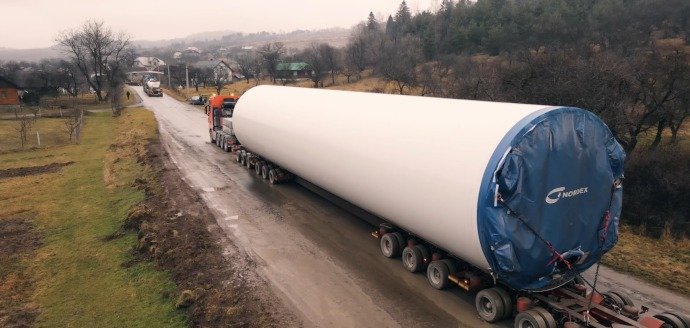 Тягачі транспортують вежі для вітрових генераторів Орівської вітроелектростанції на Львівщині