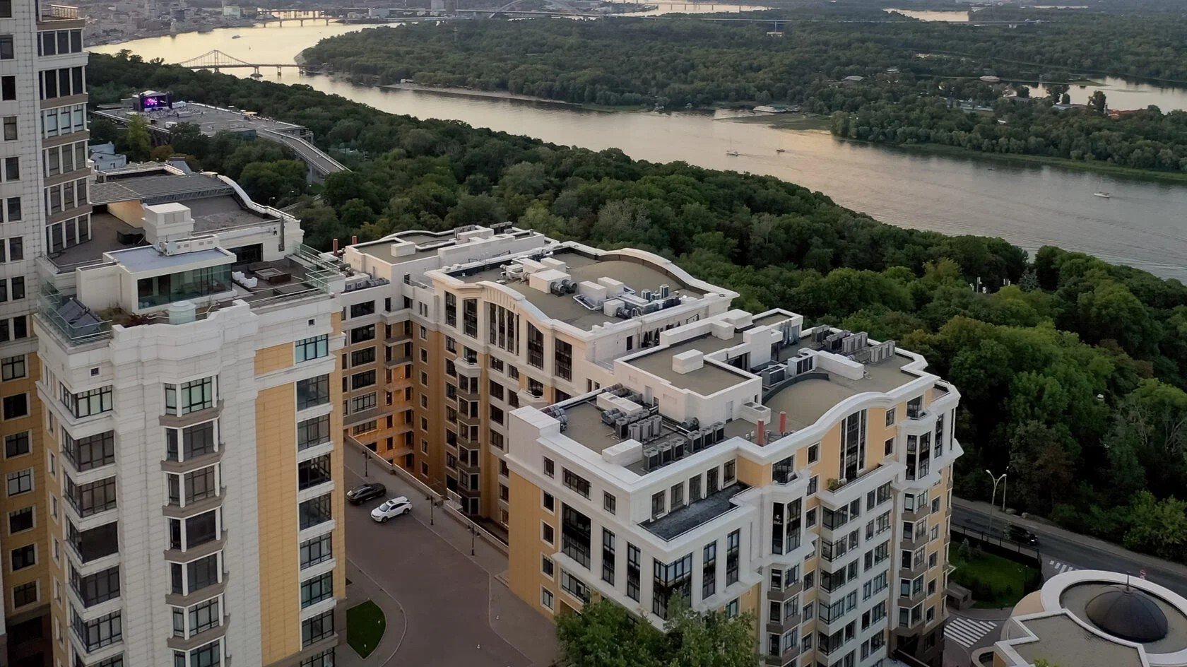 Верхні поверхи будинку на Грушевського. Його архітектор Сергій Бабушкін свого часу казав, що забудова висотками Київських пагорбів неминуча, адже заможні покупці житла готові платити будь-які гроші за краєвиди Дніпра, островів і Лівобережжя