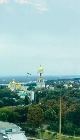 Вид з вікна на головий прапор країни